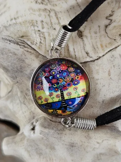 Lederarmband mit Cabochonperle Armkette Armband mit schwarzen Lederbändern 20mm Cabochon Glasperle mit bunten Blüten in lila blau hellblau pink und rot