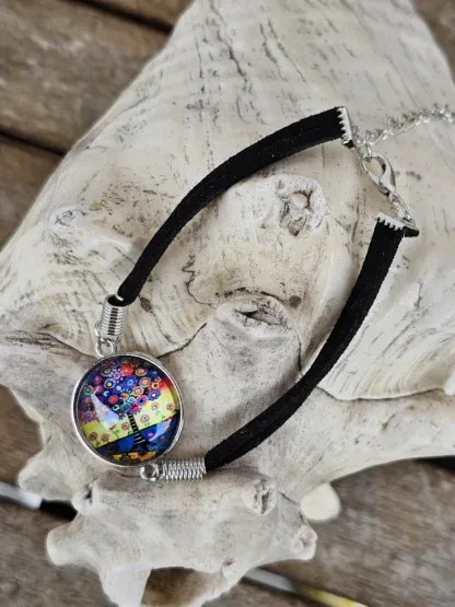 Lederarmband mit Cabochonperle Armkette Armband mit schwarzen Lederbändern 20mm Cabochon Glasperle mit bunten Blüten in lila blau hellblau pink und rot