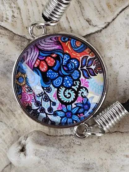 Lederarmband mit Cabochonperle Armkette Armband mit schwarzen Lederbändern 20mm Cabochon Glasperle mit bunten Blumen blau rot türkis pink