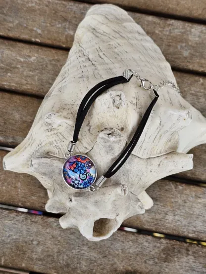 Lederarmband mit Cabochonperle Armkette Armband mit schwarzen Lederbändern 20mm Cabochon Glasperle mit bunten Blumen blau rot türkis pink