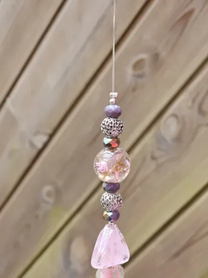 Schwemmholz Girlande Dekohänger Traumfänger Sonnenfänger Mobile mit pinken Pompons rosa Lamporkperlen in verschiedenen Grössen und Formen Metallperlen violette facettierte Glasperlen