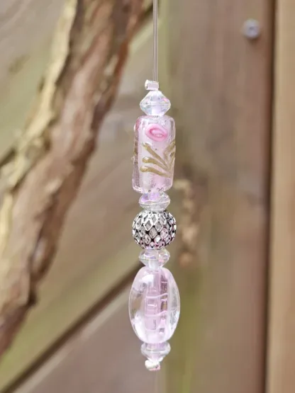 Schwemmholz Girlande Dekohänger Traumfänger Sonnenfänger Mobile mit pinken Pompons rosa Lamporkperlen in verschiedenen Grössen und Formen Metallperlen violette facettierte Glasperlen