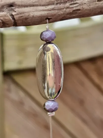 Schwemmholz Girlande Dekohänger Traumfänger Sonnenfänger Mobile mit pinken Pompons rosa Lamporkperlen in verschiedenen Grössen und Formen Metallperlen violette facettierte Glasperlen