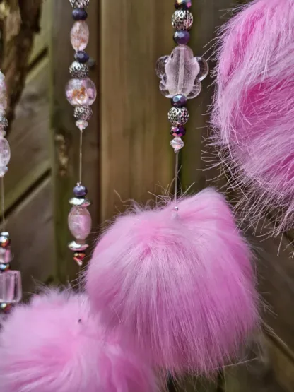 Schwemmholz Girlande Dekohänger Traumfänger Sonnenfänger Mobile mit pinken Pompons rosa Lamporkperlen in verschiedenen Grössen und Formen Metallperlen violette facettierte Glasperlen