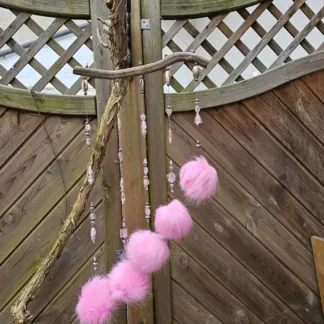 Schwemmholz Girlande Dekohänger Traumfänger Sonnenfänger Mobile mit pinken Pompons rosa Lamporkperlen in verschiedenen Grössen und Formen Metallperlen violette facettierte Glasperlen