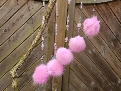 Schwemmholz Girlande Dekohänger Traumfänger Sonnenfänger Mobile mit pinken Pompons rosa Lamporkperlen in verschiedenen Grössen und Formen Metallperlen violette facettierte Glasperlen