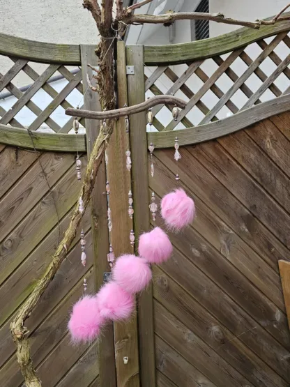 Schwemmholz Girlande Dekohänger Traumfänger Sonnenfänger Mobile mit pinken Pompons rosa Lamporkperlen in verschiedenen Grössen und Formen Metallperlen violette facettierte Glasperlen