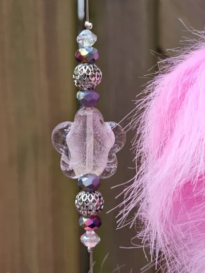 Schwemmholz Girlande Dekohänger Traumfänger Sonnenfänger Mobile mit pinken Pompons rosa Lamporkperlen in verschiedenen Grössen und Formen Metallperlen violette facettierte Glasperlen