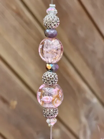 Schwemmholz Girlande Dekohänger Traumfänger Sonnenfänger Mobile mit pinken Pompons rosa Lamporkperlen in verschiedenen Grössen und Formen Metallperlen violette facettierte Glasperlen