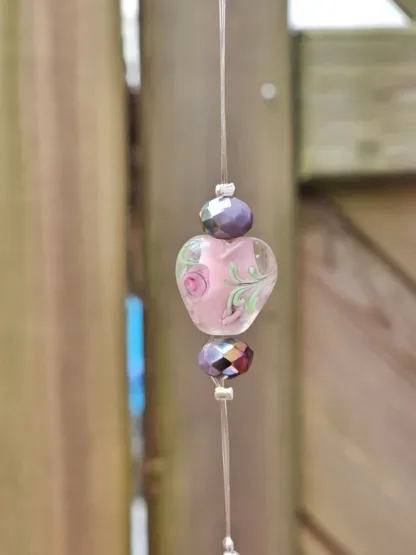 Schwemmholz Girlande Dekohänger Traumfänger Sonnenfänger Mobile mit pinken Pompons rosa Lamporkperlen in verschiedenen Grössen und Formen Metallperlen violette facettierte Glasperlen
