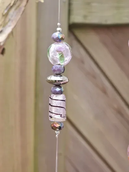 Schwemmholz Girlande Dekohänger Traumfänger Sonnenfänger Mobile mit pinken Pompons rosa Lamporkperlen in verschiedenen Grössen und Formen Metallperlen violette facettierte Glasperlen