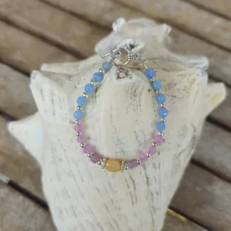 Kinder Armkette Mädchen Armband mit rosa und hellblauen facettierten Glasperlen Metallperlen silbernen Blumenrondellen ovale cremefarbene Glasperle Knebelverschluss Metall