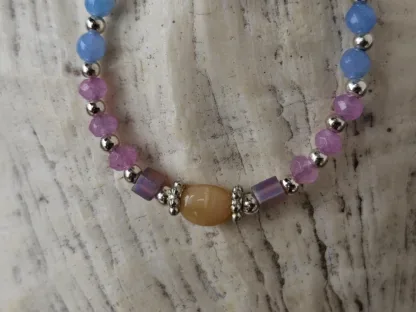 Kinder Armkette Mädchen Armband mit rosa und hellblauen facettierten Glasperlen Metallperlen silbernen Blumenrondellen ovale cremefarbene Glasperle Knebelverschluss Metall