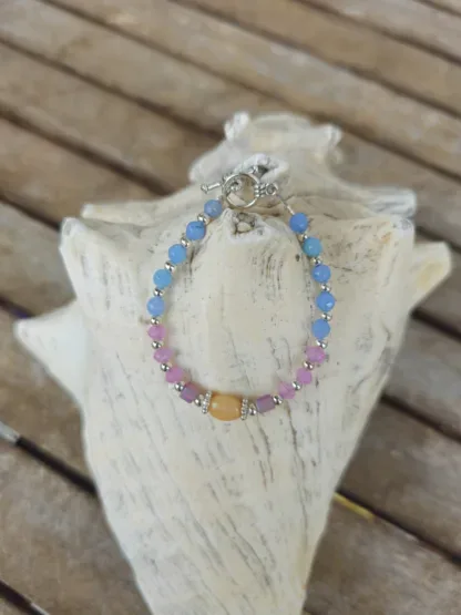 Kinder Armkette Mädchen Armband mit rosa und hellblauen facettierten Glasperlen Metallperlen silbernen Blumenrondellen ovale cremefarbene Glasperle Knebelverschluss Metall