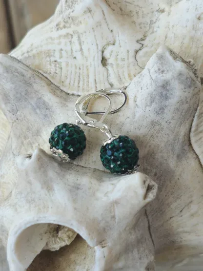 Kinder Ohrringe Ohrhänger Mädchen Ohrschmuck mit 10mm dunkelgrünen Shamballa Glitzer Perlen silbernen Perlkappen und Brisuren 925 Silber