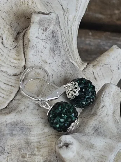 Kinder Ohrringe Ohrhänger Mädchen Ohrschmuck mit 10mm dunkelgrünen Shamballa Glitzer Perlen silbernen Perlkappen und Brisuren 925 Silber
