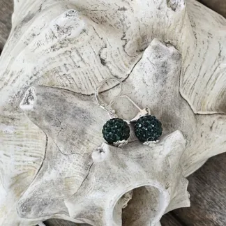 Kinder Ohrringe Ohrhänger Mädchen Ohrschmuck mit 10mm dunkelgrünen Shamballa Glitzer Perlen silbernen Perlkappen und Brisuren 925 Silber