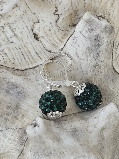 Kinder Ohrringe Ohrhänger Mädchen Ohrschmuck mit 10mm dunkelgrünen Shamballa Glitzer Perlen silbernen Perlkappen und Brisuren 925 Silber