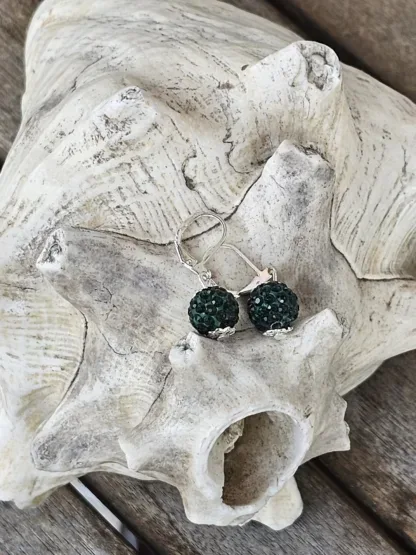 Kinder Ohrringe Ohrhänger Mädchen Ohrschmuck mit 10mm dunkelgrünen Shamballa Glitzer Perlen silbernen Perlkappen und Brisuren 925 Silber