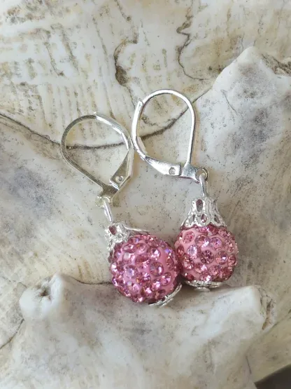 Kinder Ohrringe Ohrhänger Mädchen Ohrschmuck mit 10mm rosa Shamballa Glitzer Perlen silbernen Perlkappen Perlkapphütchen und Brisuren 925 Silber