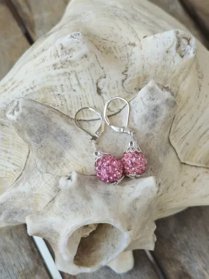 Kinder Ohrringe Ohrhänger Mädchen Ohrschmuck mit 10mm rosa Shamballa Glitzer Perlen silbernen Perlkappen Perlkapphütchen und Brisuren 925 Silber