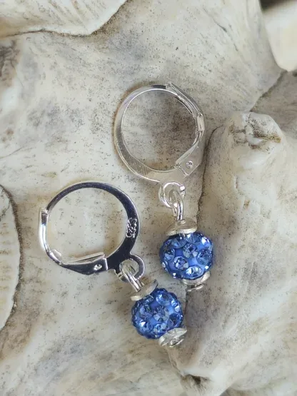 Kinder Ohrringe Ohrhänger Mädchen Ohrschmuck mit 6mm blau violetten Shamballa Glitzer Perlen silbernen Perlkappen und Brisuren 925 Silber
