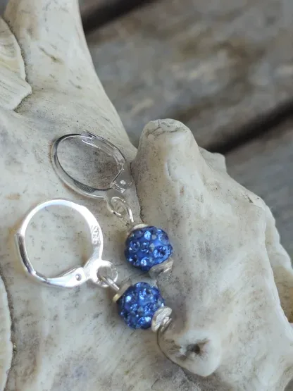 Kinder Ohrringe Ohrhänger Mädchen Ohrschmuck mit 6mm blau violetten Shamballa Glitzer Perlen silbernen Perlkappen und Brisuren 925 Silber