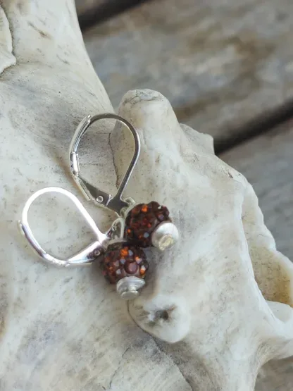 Kinder Ohrringe Ohrhänger Mädchen Ohrschmuck mit 6mm braun roten Shamballa Glitzer Perlen silbernen Perlkappen und Brisuren 925 Silber