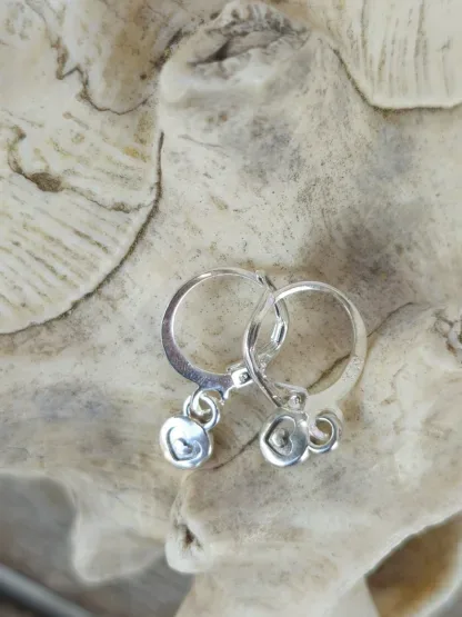Kinder Ohrringe Ohrhänger Mädchen Ohrschmuck mit rundem Charmanhänger mit Herzchen und Brisuren aus 925 Silber