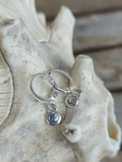 Kinder Ohrringe Ohrhänger Mädchen Ohrschmuck mit rundem Charmanhänger mit Herzchen und Brisuren aus 925 Silber