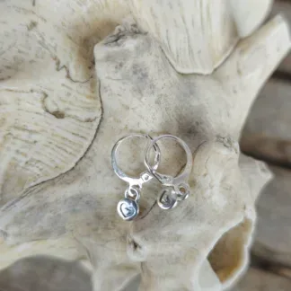 Kinder Ohrringe Ohrhänger Mädchen Ohrschmuck mit rundem Charmanhänger mit Herzchen und Brisuren aus 925 Silber