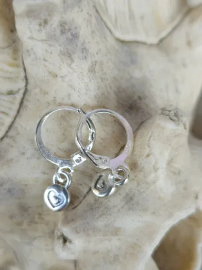 Kinder Ohrringe Ohrhänger Mädchen Ohrschmuck mit rundem Charmanhänger mit Herzchen und Brisuren aus 925 Silber