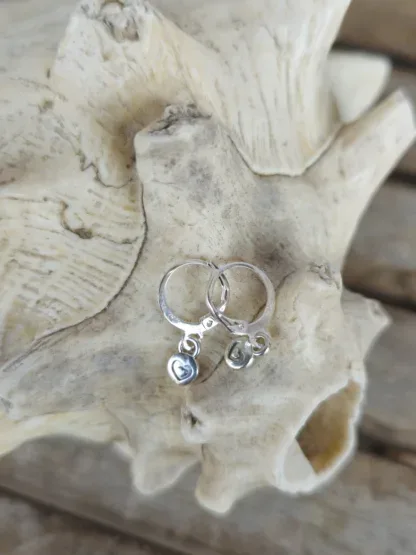 Kinder Ohrringe Ohrhänger Mädchen Ohrschmuck mit rundem Charmanhänger mit Herzchen und Brisuren aus 925 Silber