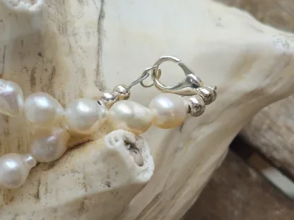 Perlenkette Edelstein Halskette mit natürlichen Süsswasser Barockperlen gelben und grüngoldenen Zuchtperlen Zwischenteile aus 925 Silber