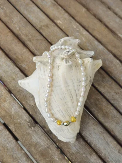 Perlenkette Edelstein Halskette mit natürlichen Süsswasser Barockperlen gelben und grüngoldenen Zuchtperlen Zwischenteile aus 925 Silber