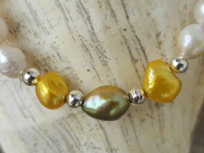 Perlenkette Edelstein Halskette mit natürlichen Süsswasser Barockperlen gelben und grüngoldenen Zuchtperlen Zwischenteile aus 925 Silber