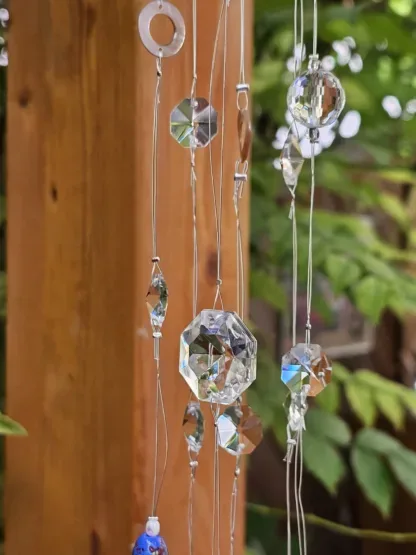 Retro Sonnenfänger Suncatcher Windspiel mit Silberabtropflöffel weissen Gänsefedern Kristalltropfen runden und herzförmigen Glasperlen blau rot türkis runden hellbraungoldenen Perlmuttperlen