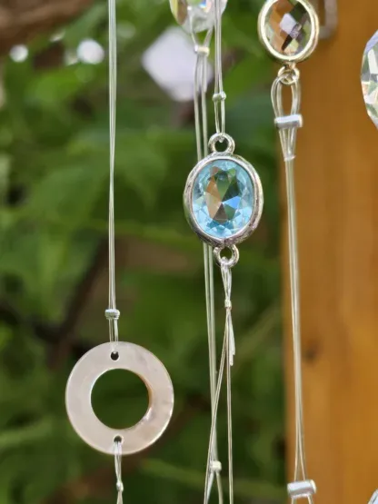 Retro Sonnenfänger Suncatcher Windspiel mit Silberabtropflöffel weissen Gänsefedern Kristalltropfen runden und herzförmigen Glasperlen blau rot türkis runden hellbraungoldenen Perlmuttperlen