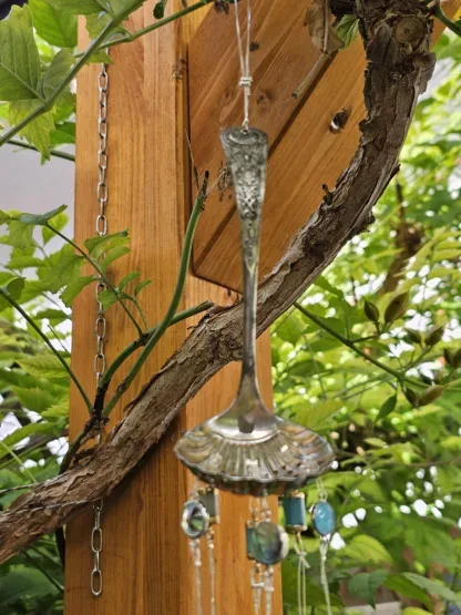 Retro Sonnenfänger Suncatcher Windspiel mit Silberabtropflöffel weissen Gänsefedern Kristalltropfen runden und herzförmigen Glasperlen blau rot türkis runden hellbraungoldenen Perlmuttperlen