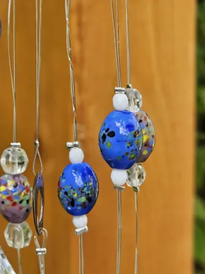 Retro Sonnenfänger Suncatcher Windspiel mit Silberabtropflöffel weissen Gänsefedern Kristalltropfen runden und herzförmigen Glasperlen blau rot türkis runden hellbraungoldenen Perlmuttperlen