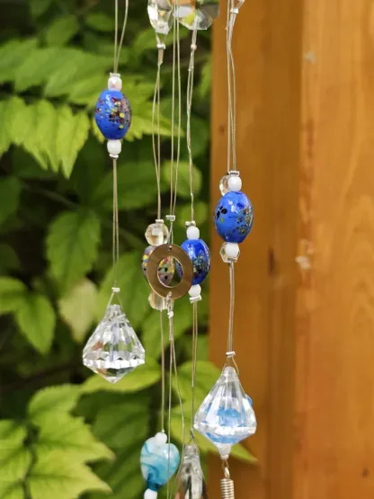 Retro Sonnenfänger Suncatcher Windspiel mit Silberabtropflöffel weissen Gänsefedern Kristalltropfen runden und herzförmigen Glasperlen blau rot türkis runden hellbraungoldenen Perlmuttperlen