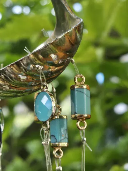 Retro Sonnenfänger Suncatcher Windspiel mit Silberabtropflöffel weissen Gänsefedern Kristalltropfen runden und herzförmigen Glasperlen blau rot türkis runden hellbraungoldenen Perlmuttperlen