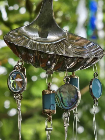 Retro Sonnenfänger Suncatcher Windspiel mit Silberabtropflöffel weissen Gänsefedern Kristalltropfen runden und herzförmigen Glasperlen blau rot türkis runden hellbraungoldenen Perlmuttperlen