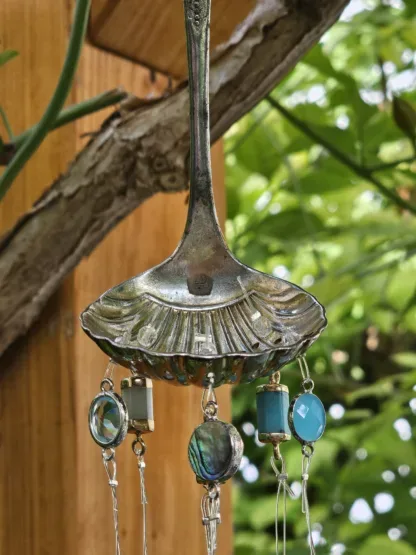 Retro Sonnenfänger Suncatcher Windspiel mit Silberabtropflöffel weissen Gänsefedern Kristalltropfen runden und herzförmigen Glasperlen blau rot türkis runden hellbraungoldenen Perlmuttperlen