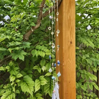 Retro Sonnenfänger Suncatcher Windspiel mit Silberabtropflöffel weissen Gänsefedern Kristalltropfen runden und herzförmigen Glasperlen blau rot türkis runden hellbraungoldenen Perlmuttperlen