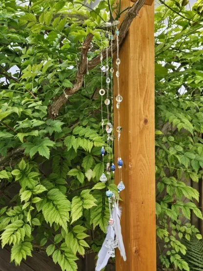 Retro Sonnenfänger Suncatcher Windspiel mit Silberabtropflöffel weissen Gänsefedern Kristalltropfen runden und herzförmigen Glasperlen blau rot türkis runden hellbraungoldenen Perlmuttperlen