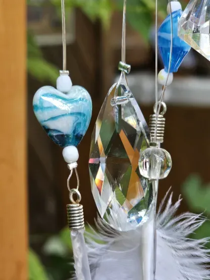 Retro Sonnenfänger Suncatcher Windspiel mit Silberabtropflöffel weissen Gänsefedern Kristalltropfen runden und herzförmigen Glasperlen blau rot türkis runden hellbraungoldenen Perlmuttperlen