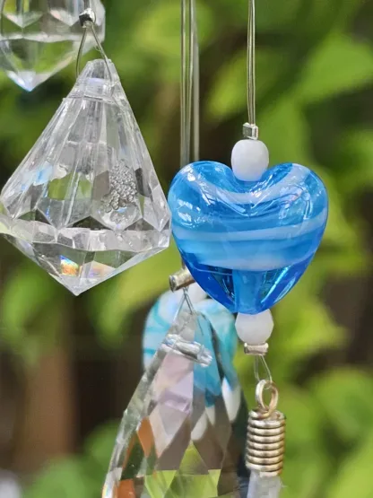 Retro Sonnenfänger Suncatcher Windspiel mit Silberabtropflöffel weissen Gänsefedern Kristalltropfen runden und herzförmigen Glasperlen blau rot türkis runden hellbraungoldenen Perlmuttperlen