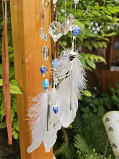 Sonnenfänger Suncatcher Mobile Windspiel mit weissen Gänsefedern blauen Glasherzen Perlmuttverbindern Kristallperlen Perlmuttverbinder gold blau hellgrün Girlande Dekoration