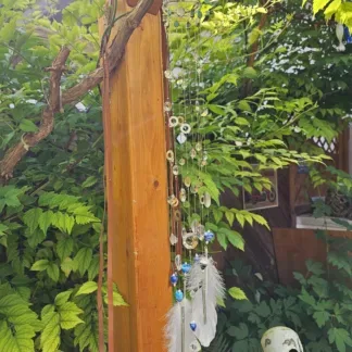 Sonnenfänger Suncatcher Mobile Windspiel mit weissen Gänsefedern blauen Glasherzen Perlmuttverbindern Kristallperlen Perlmuttverbinder gold blau hellgrün Girlande Dekoration